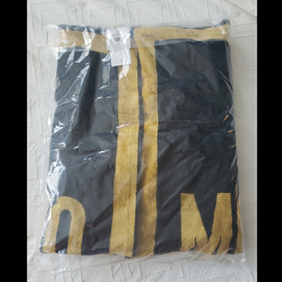 🆕️ 💯% Authentic MOSCHINO Flamingo Beach Blanket - Picture 4 of 4